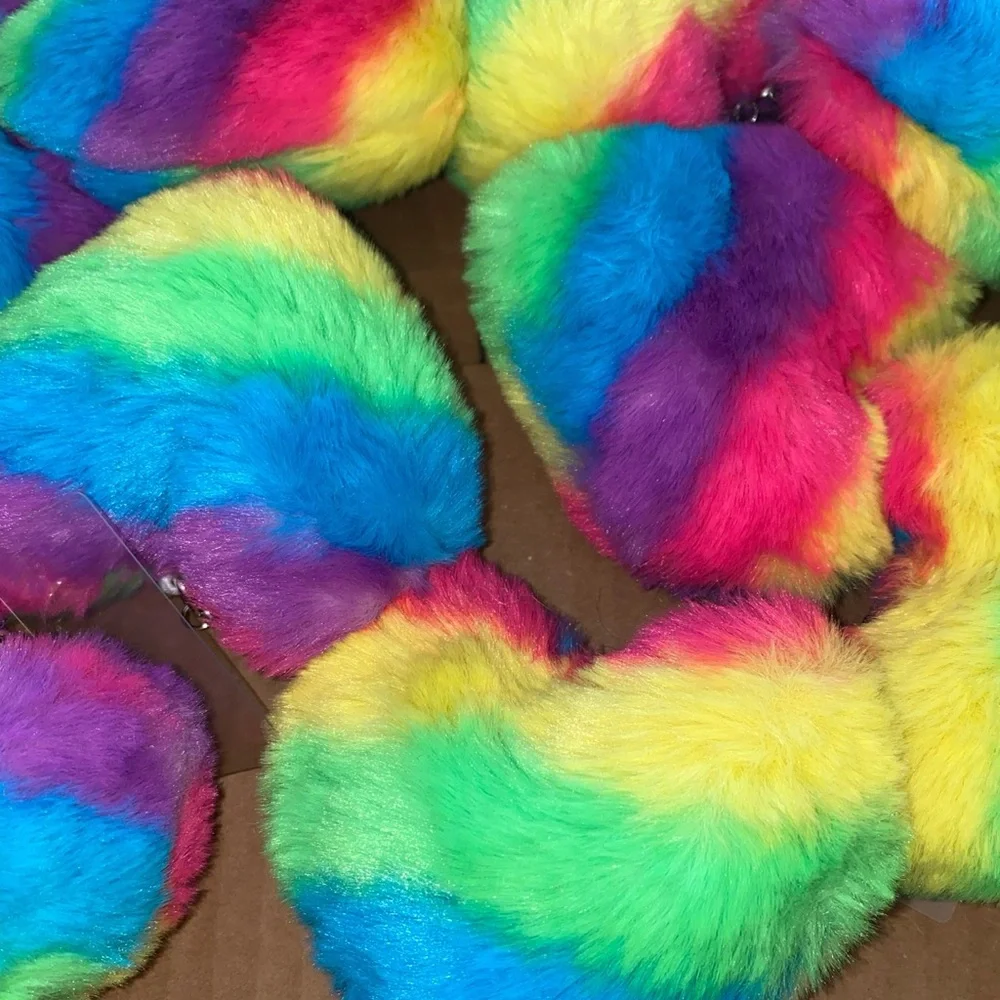 Cell universal case pad hand holder 3D furry squishable heart RAINBOW design